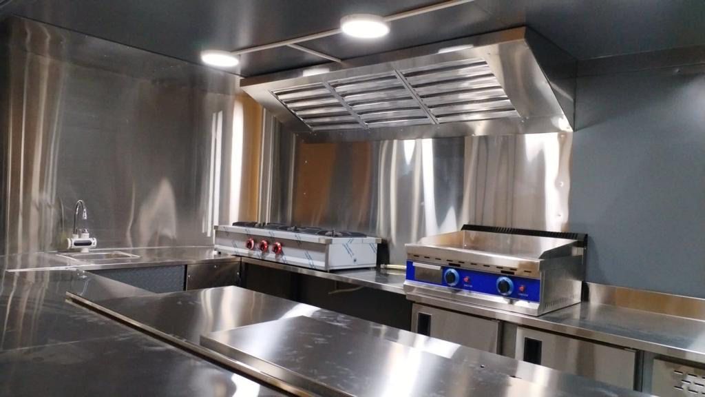 Interior de cocina profesional en acero inoxidable