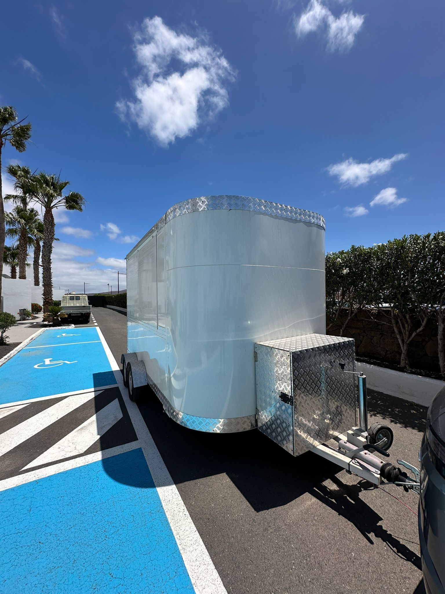 Vista lateral del foodtruck en zona de aparcamiento