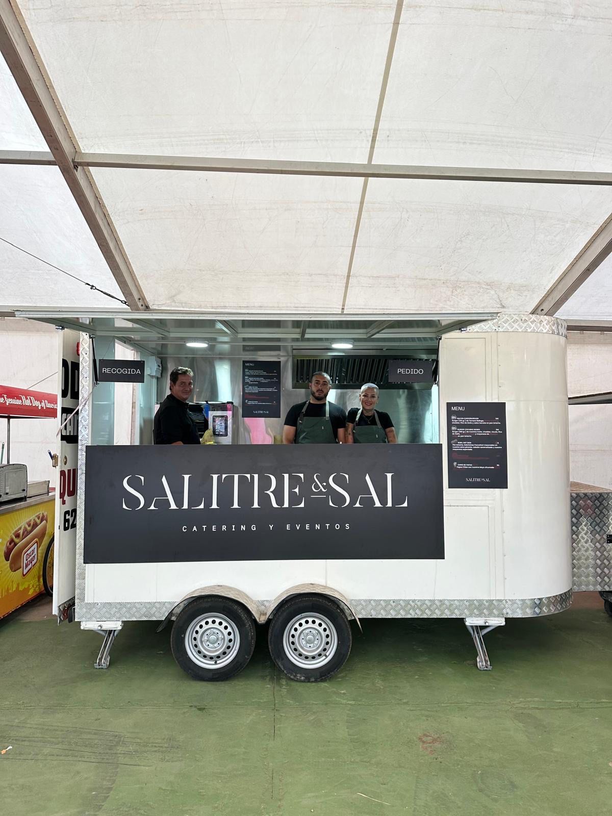 Foodtruck Salitre & Sal en evento con el equipo atendiendo al público